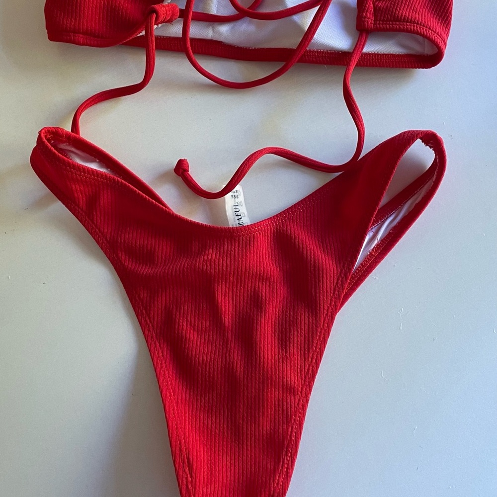 Red bikini - Picture 4 of 5